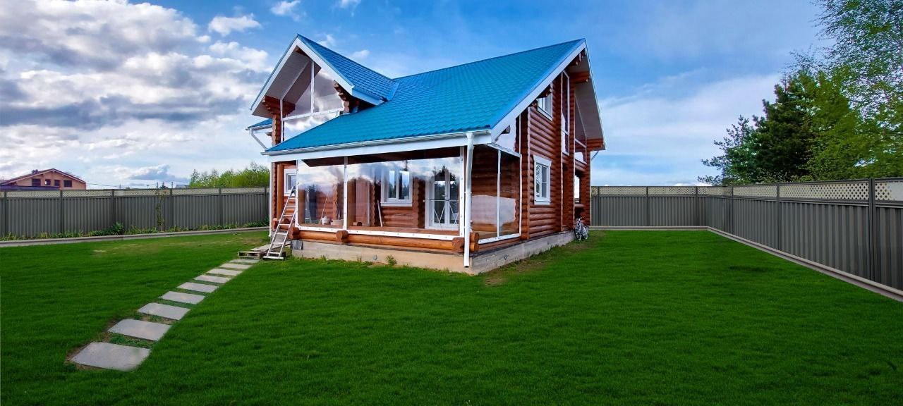 Мягкие окна на веранде загородного дома в Монастырщине